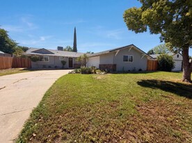 1128 Hobart Dr, Unit D in Marysville, CA - Building Photo