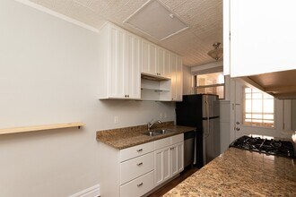 547.5 W Surf St in Chicago, IL - Building Photo - Building Photo