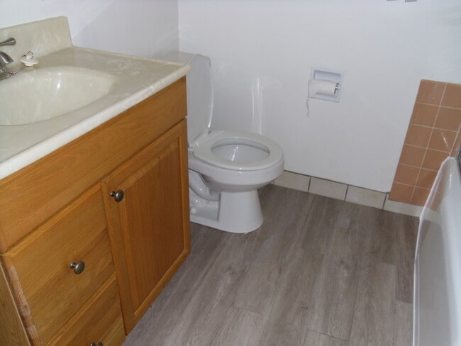 935 W Beach Ave, Unit 1/2 in Inglewood, CA - Building Photo - Building Photo