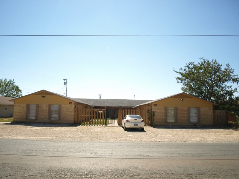 1611 Jones St in Taylor, TX - Building Photo