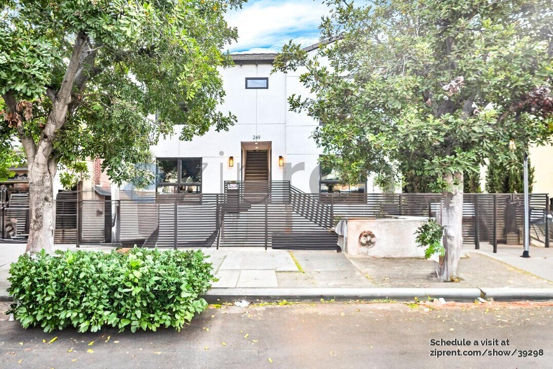 249 N Bonnie Brae St in Los Angeles, CA - Building Photo