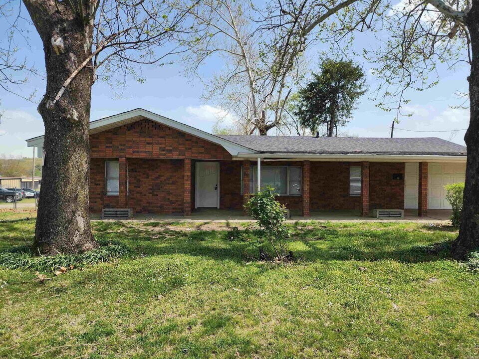 130 W Military Dr in North Little Rock, AR - Building Photo