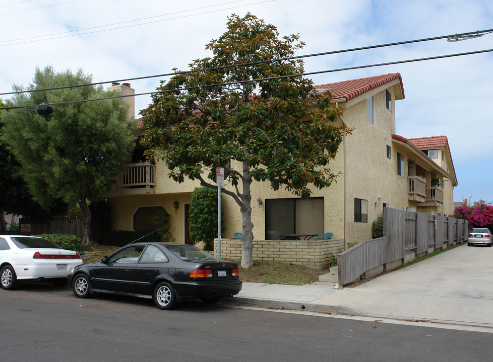 16811 Lynn St in Huntington Beach, CA - Foto de edificio