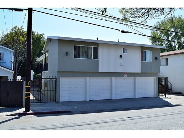 2216 W Wardlow Rd in Long Beach, CA - Building Photo