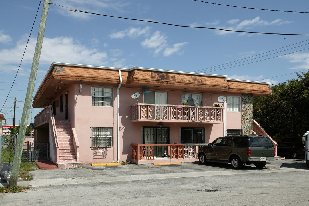 1001 W 28th St in Hialeah, FL - Foto de edificio