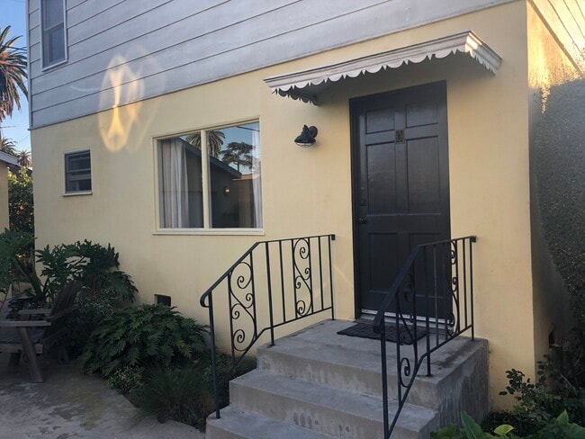 2630 S West View St in Los Angeles, CA - Building Photo - Building Photo