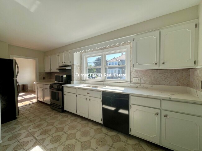 10 Eliot St, Unit 1 in Medford, MA - Building Photo - Building Photo
