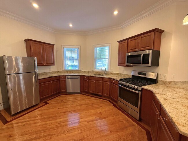 406 Medford St, Unit 1 in Somerville, MA - Foto de edificio - Building Photo