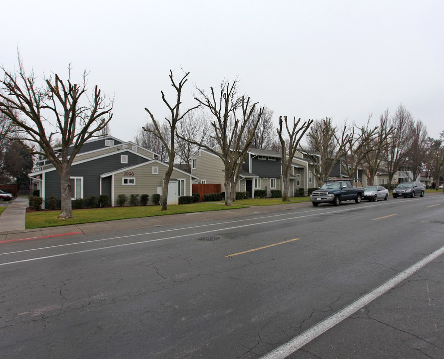 La Loma in Rancho Cordova, CA - Building Photo