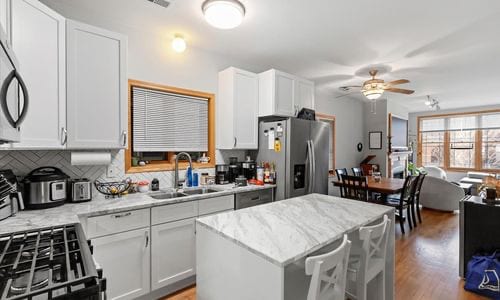 2033 W Huron St, Unit 01 in Chicago, IL - Foto de edificio - Building Photo