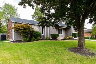 8015 Schroering Dr in Louisville, KY - Building Photo - Building Photo