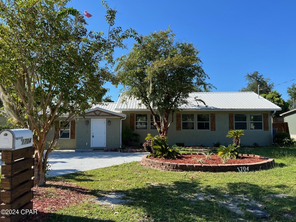 1704 Cherry St in Panama City, FL - Foto de edificio