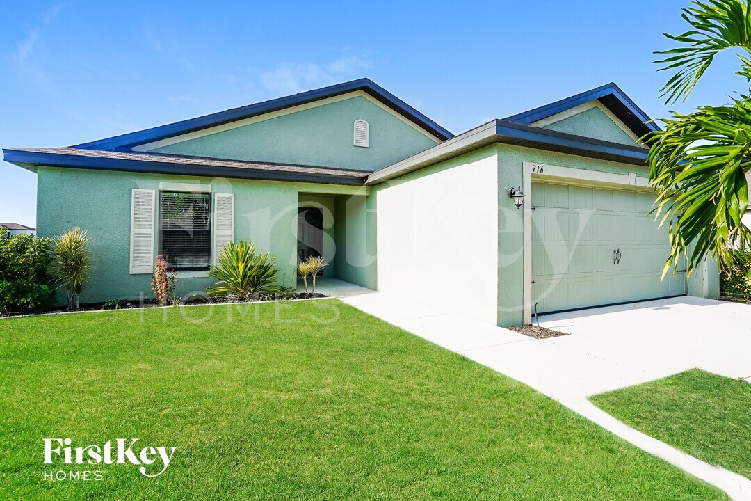 716 Evening Shade Ln in Lehigh Acres, FL - Building Photo
