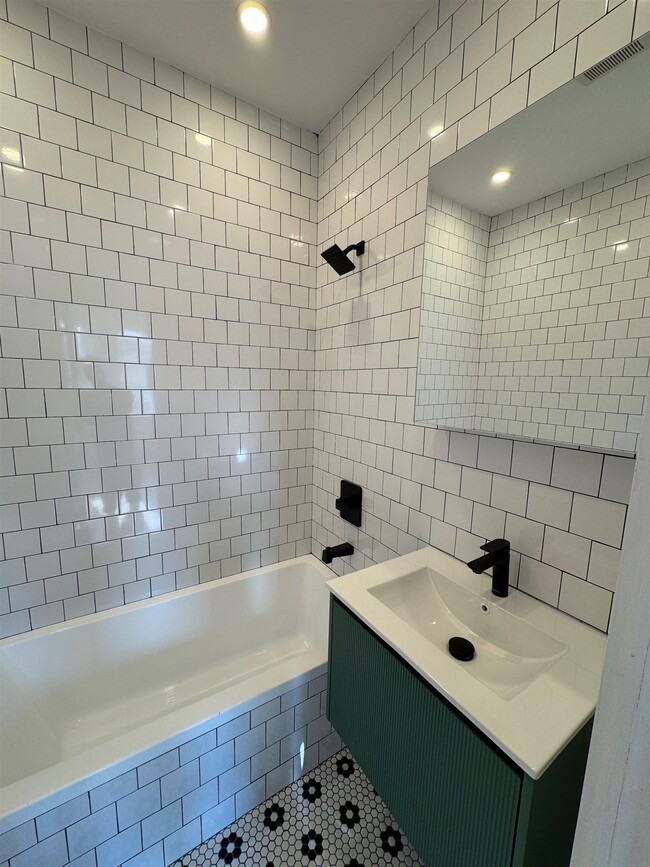 239 Halladay St in Jersey City, NJ - Building Photo - Building Photo