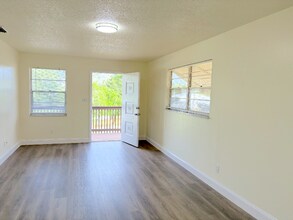 1334 Lake Bonny Dr W in Lakeland, FL - Building Photo - Building Photo