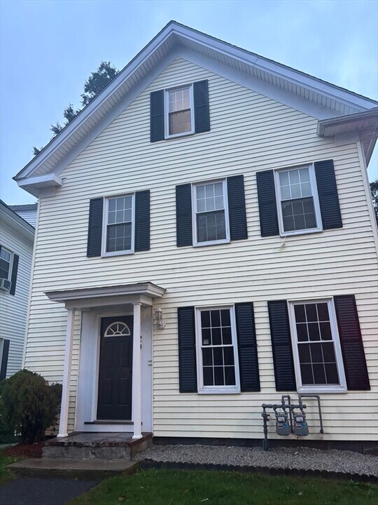 20 St Mary's Square in Taunton, MA - Building Photo
