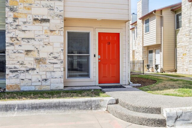 6900 E Riverside Dr in Austin, TX - Foto de edificio - Building Photo