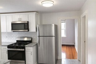 299 State St in Bristol, RI - Building Photo