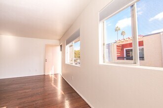 1069 Chalcedony St in San Diego, CA - Building Photo - Building Photo