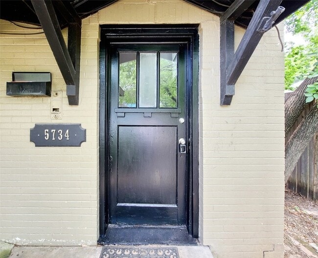 5734 Worth St in Dallas, TX - Foto de edificio - Building Photo