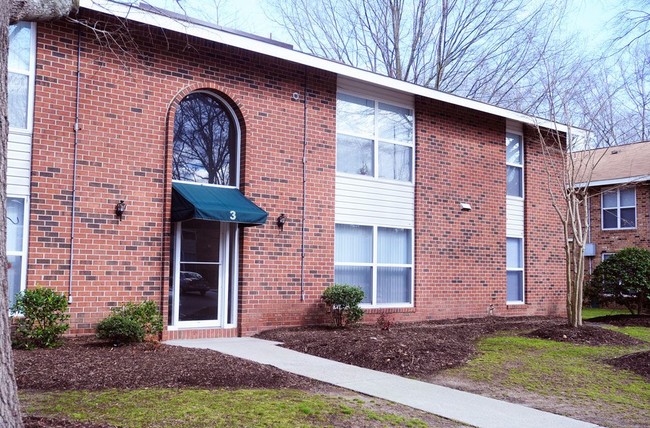 Olde Jamestowne Apartments in Williamsburg, VA - Foto de edificio - Building Photo