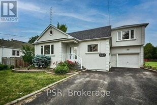 307 Anderson St in Whitby, ON - Building Photo