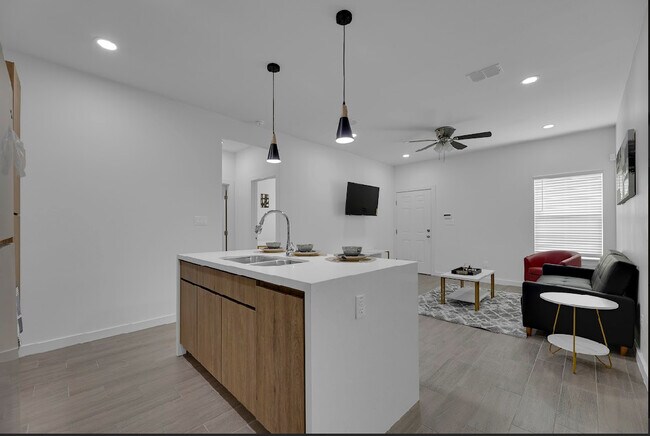 1400 W Platinum Dr in Pharr, TX - Building Photo - Building Photo