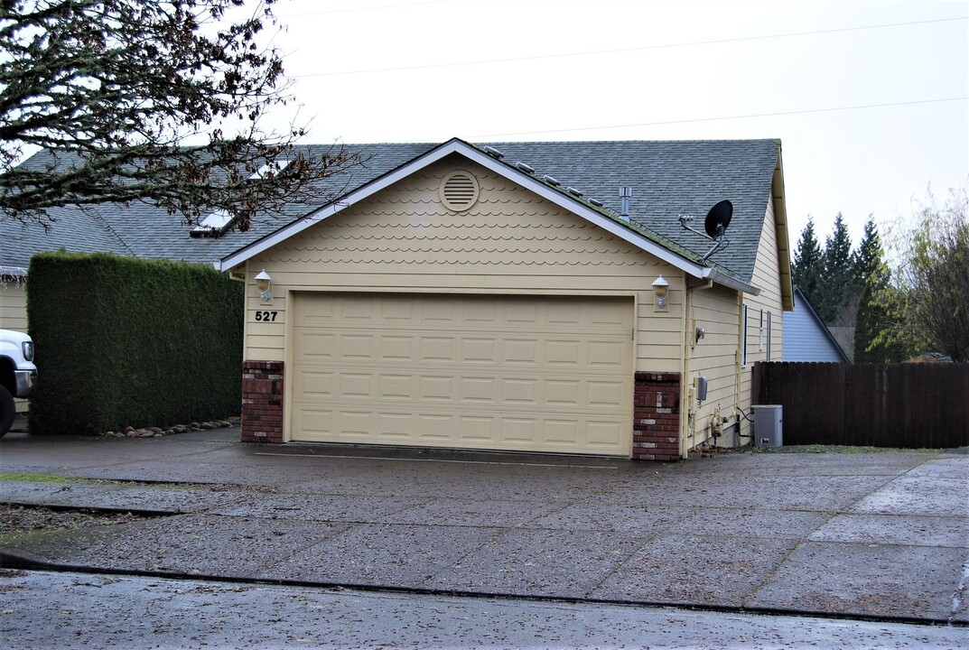 527 NW Meadows Dr in McMinnville, OR - Building Photo