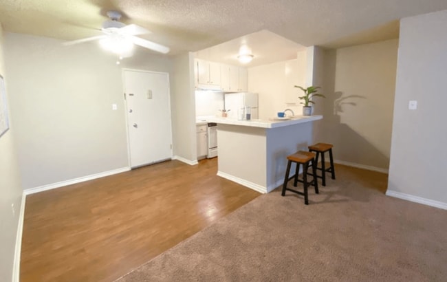 Paradise Gardens Apartment Homes in Long Beach, CA - Foto de edificio - Building Photo