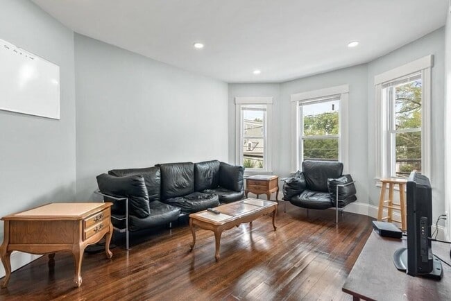 389 Centre St in Boston, MA - Building Photo - Building Photo