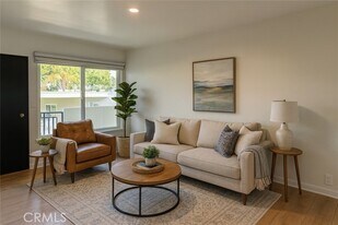 251 N Oakland Ave in Pasadena, CA - Building Photo