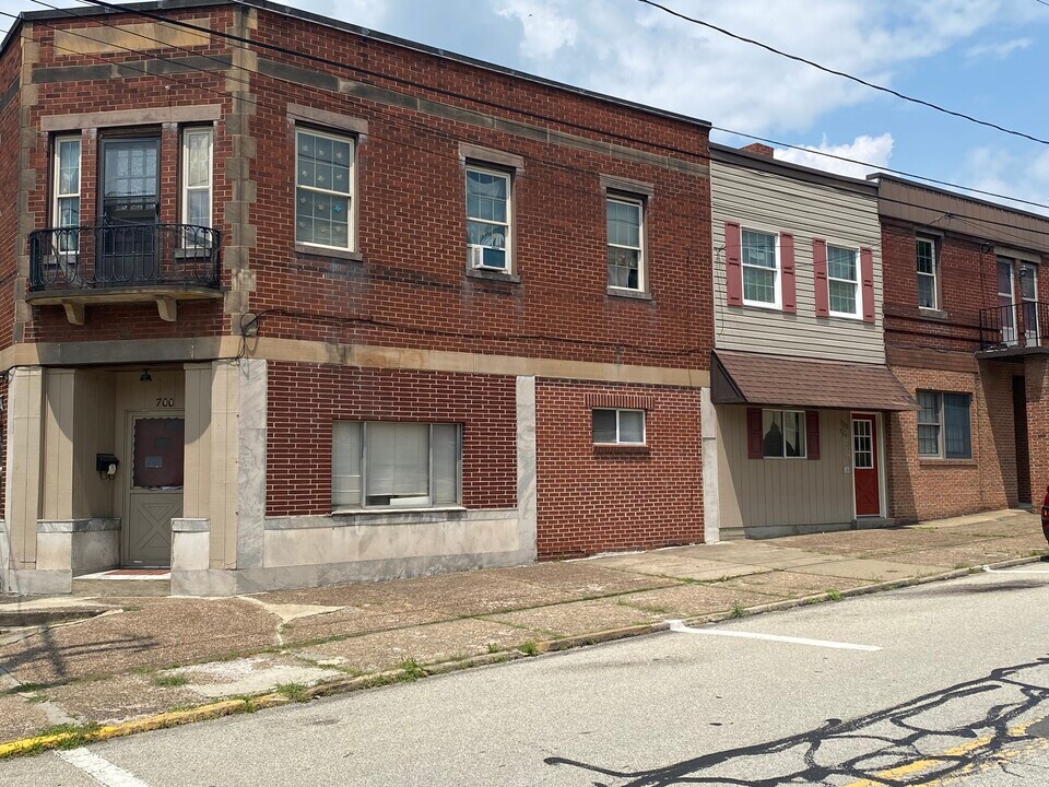 700 Brinton Ave, Unit B in Pitcairn, PA - Building Photo