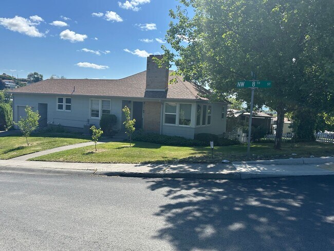 821 NW 8th St in Pendleton, OR - Building Photo - Building Photo