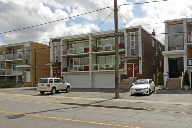 302-304 Wilmington Ave in Toronto, ON - Building Photo - Primary Photo