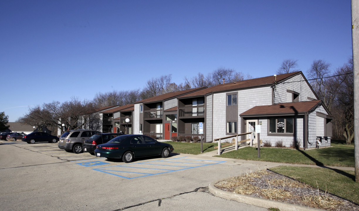 Dixon Square Apartments in Dixon, IL - Building Photo