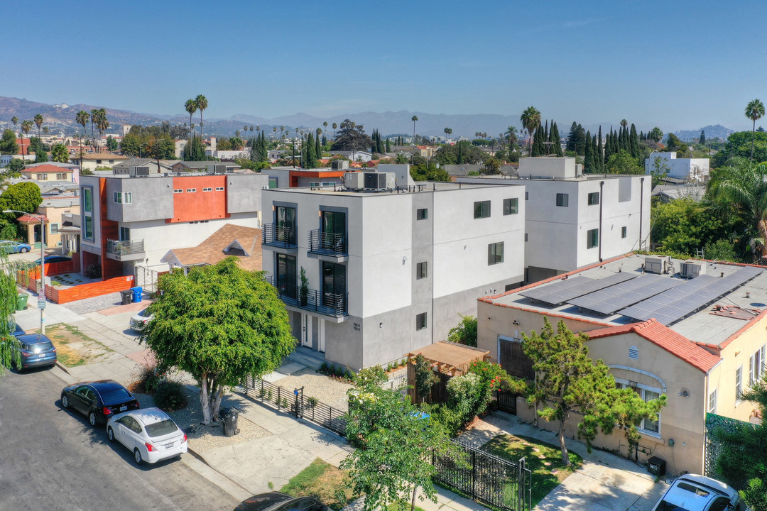 746 N Ridgewood Pl in Los Angeles, CA - Building Photo