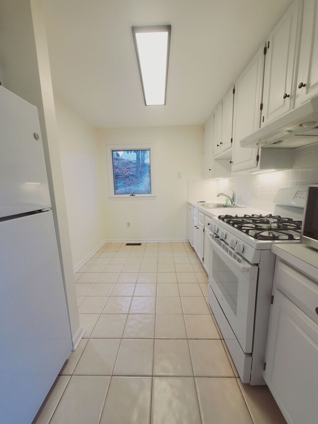 57 Whitmore Ln in Stamford, CT - Building Photo - Building Photo