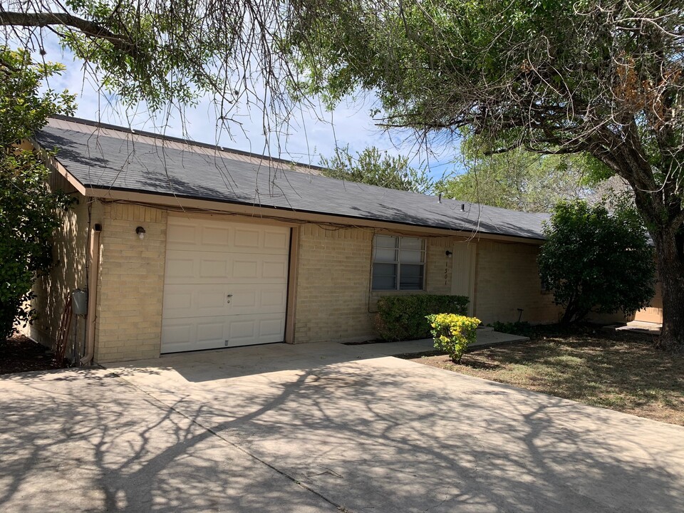 1301 Azalea Ln in New Braunfels, TX - Building Photo