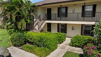 400 Misty Pines Cir in Naples, FL - Building Photo