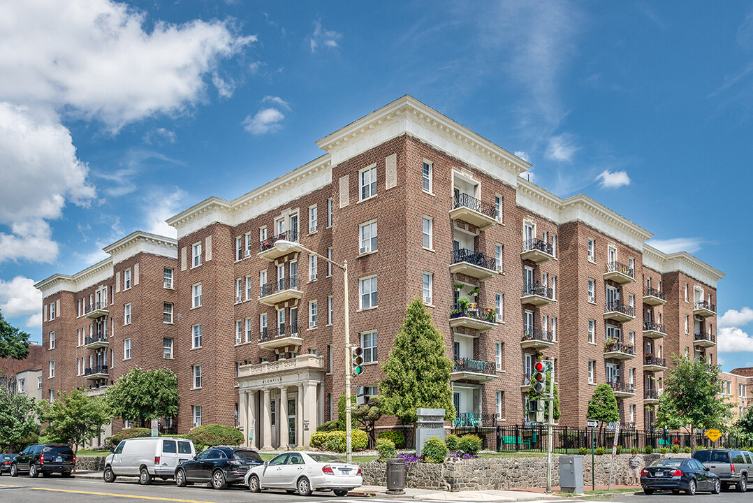 Highview and Castle Manor in Washington, DC - Building Photo