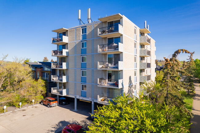 Parkwood Towers in Calgary, AB - Building Photo - Building Photo