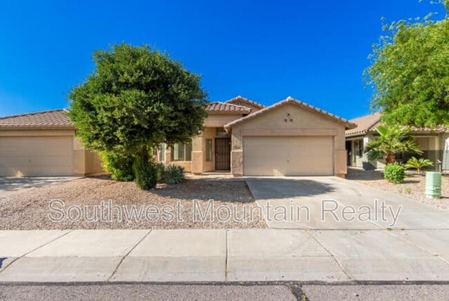 property at 1140 E Oak Rd