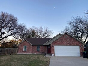 205 S Hitt St in Boyd, TX - Building Photo - Building Photo