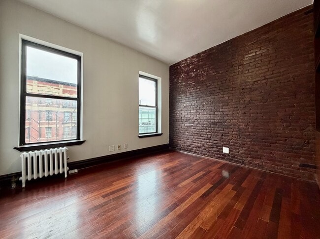 24-26-26 W 125th St in New York, NY - Building Photo - Building Photo