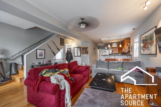 3023 N Oakley Ave, Unit 2 in Chicago, IL - Building Photo - Building Photo