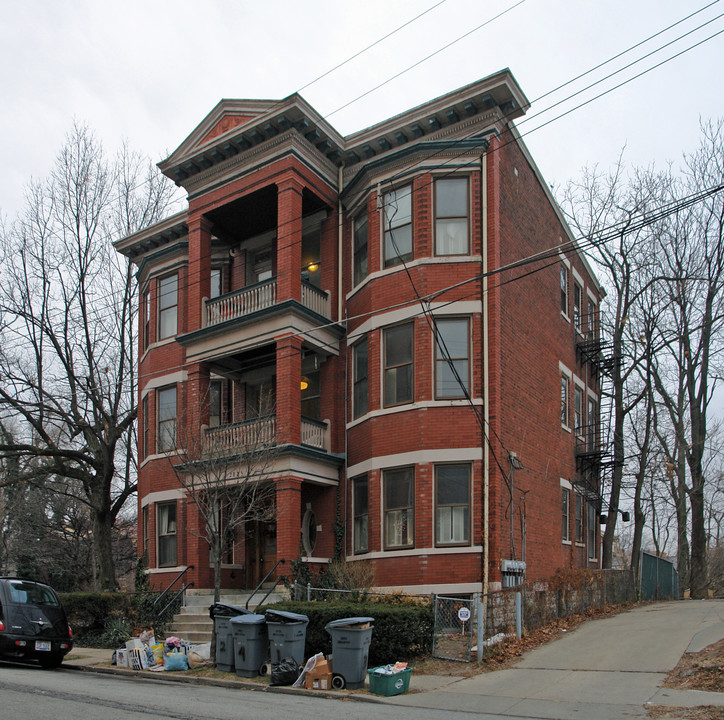 2825 Bellevue Ave in Cincinnati, OH - Building Photo