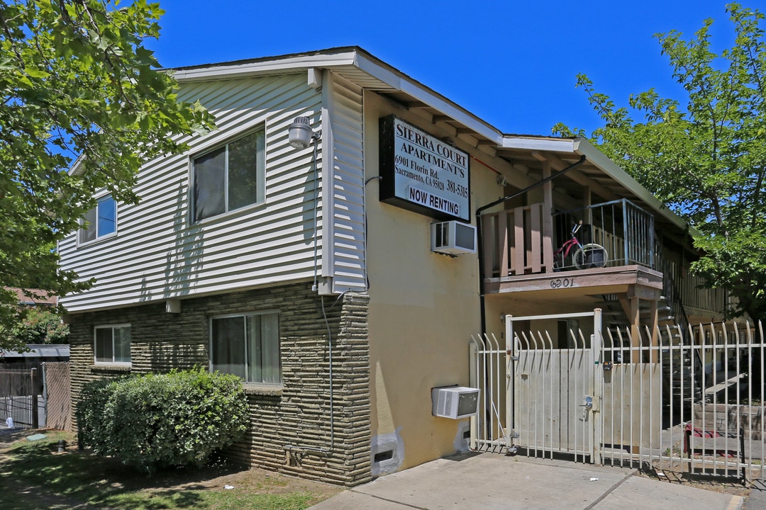 Sierra Court Apartments in Sacramento, CA - Building Photo