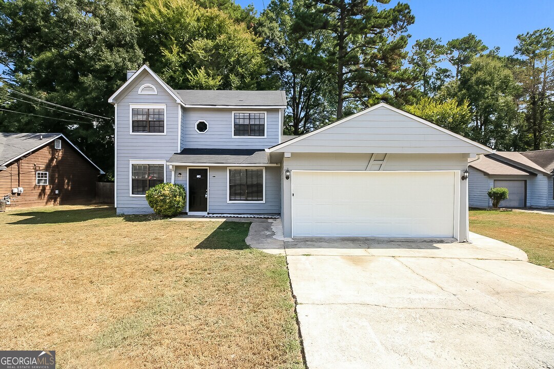 8070 Linda Ct in Jonesboro, GA - Foto de edificio