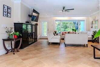 1529 Bayview Dr in Fort Lauderdale, FL - Foto de edificio - Building Photo