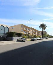 Wilshire Vermont Towers in Los Angeles, CA - Foto de edificio - Building Photo